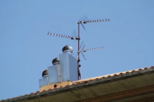 Antenas de Television en el tejado de unas viviendas.